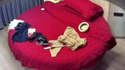 酒店情趣大红床偷拍 ️白天端庄晚上骚的反差婊 学妹和男友激情研究鸡巴怎么才能硬气 截图3