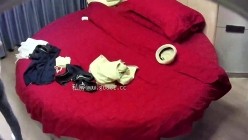 酒店情趣大红床偷拍 ️白天端庄晚上骚的反差婊 学妹和男友激情研究鸡巴怎么才能硬气 截图5