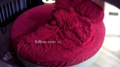 酒店情趣大红床偷拍 ️白天端庄晚上骚的反差婊 学妹和男友激情研究鸡巴怎么才能硬气 截图7