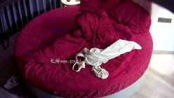 酒店情趣大红床偷拍 ️白天端庄晚上骚的反差婊 学妹和男友激情研究鸡巴怎么才能硬气 截图8