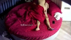 酒店情趣大红床偷拍 ️白天端庄晚上骚的反差婊 学妹和男友激情研究鸡巴怎么才能硬气 截图14