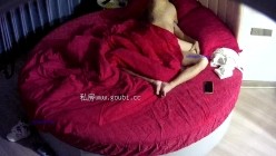 酒店情趣大红床偷拍 ️白天端庄晚上骚的反差婊 学妹和男友激情研究鸡巴怎么才能硬气 截图15