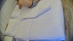 大学城 小美女穿这斑点蕾丝内裤比脱了还诱人 男人就知道脱裤子扣逼操逼 操爽了直接怼着屁股射 截图2
