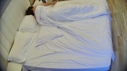 大学城 小美女穿这斑点蕾丝内裤比脱了还诱人 男人就知道脱裤子扣逼操逼 操爽了直接怼着屁股射 截图3