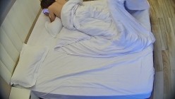 大学城 小美女穿这斑点蕾丝内裤比脱了还诱人 男人就知道脱裤子扣逼操逼 操爽了直接怼着屁股射 截图5