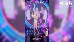 麻豆最新大作 黎芷媗 Haruka 为流量出卖肉体的直播主 扒开肉穴现场性爱直播 被真假两根屌爆操 截图3