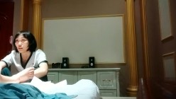 探访按摩店 足浴会所找女技师，骑在身上摸屌，扒下裤子磨蹭骚逼，简直爽翻天了 截图1