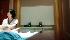 探访按摩店 足浴会所找女技师，骑在身上摸屌，扒下裤子磨蹭骚逼，简直爽翻天了 截图2
