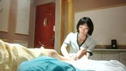 探访按摩店 足浴会所找女技师，骑在身上摸屌，扒下裤子磨蹭骚逼，简直爽翻天了 截图5