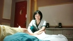 探访按摩店 足浴会所找女技师，骑在身上摸屌，扒下裤子磨蹭骚逼，简直爽翻天了 截图6