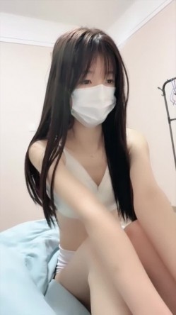 【18岁女孩】极品身材 尤物校花 纤腰长腿椒乳翘臀 逼粉洞好小 无套输入百撸不厌 骑乘掰穴 截图3