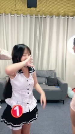 综艺【M8女团】色情版快乐大本营 电奶子，电臀，指压板跳绳，拔B毛 集体裸舞 截图7
