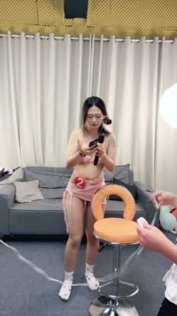 综艺【M8女团】色情版快乐大本营 电奶子，电臀，指压板跳绳，拔B毛 集体裸舞 截图9