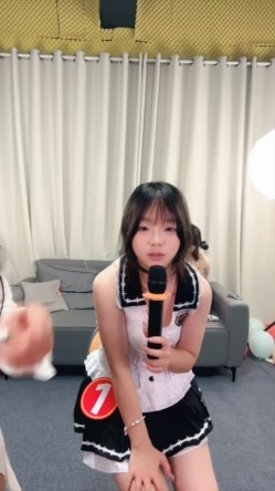 综艺【M8女团】色情版快乐大本营 电奶子，电臀，指压板跳绳，拔B毛 集体裸舞 截图10