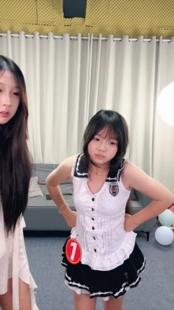 综艺【M8女团】色情版快乐大本营 电奶子，电臀，指压板跳绳，拔B毛 集体裸舞 截图12