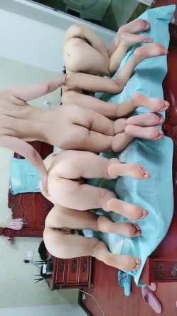 满房间的阿姨 是怎么凑到这么多的留守妇女的 这白花花的屁屁和各式鲍鱼 截图1