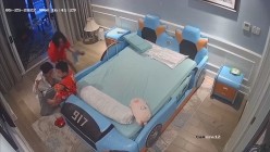 《居家摄像头破解》偷窥E奶少妇的居家日常 ️这奶子可真不是盖的 截图3