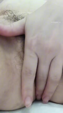 快手骚逼少妇【飞飞老师】大尺度掰逼展示，道具自慰高潮，眼镜御姐就是骚，挫逼放尿 截图5
