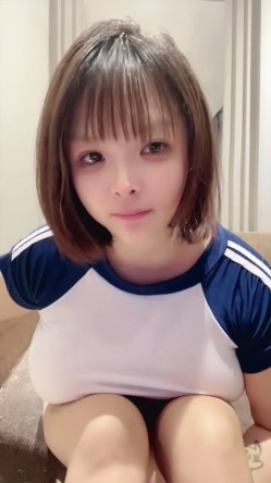 ️童颜巨乳，超级大奶子！全网最大【UU】露脸福利，足交~乳交~口爆~甩奶，这对车大灯能玩到虚脱 截图6