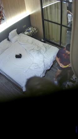 新流出安防酒店高清偷拍 ️房东大叔和家里的小保姆开房偷情草完逼吃条香蕉压压惊 截图16