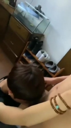 熟女大姐 不要拍了你好烦不可以 我想你的时候可以看 阿姨在家偷情跪地深喉吃鸡舔菊花 截图6