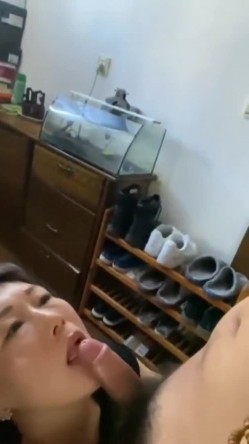 熟女大姐 不要拍了你好烦不可以 我想你的时候可以看 阿姨在家偷情跪地深喉吃鸡舔菊花 截图7