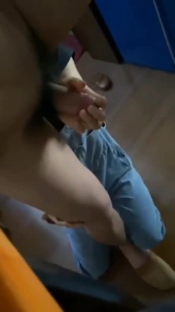 熟女大姐 不要拍了你好烦不可以 我想你的时候可以看 阿姨在家偷情跪地深喉吃鸡舔菊花 截图15