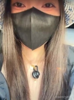 22岁少女【nidebaby】户外高尔夫跳蛋 健身房黑牛道具狂插网吧玩跳蛋被网友发现揩油 截图2