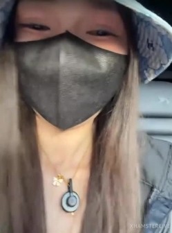 22岁少女【nidebaby】户外高尔夫跳蛋 健身房黑牛道具狂插网吧玩跳蛋被网友发现揩油 截图3