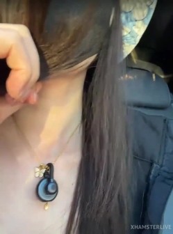22岁少女【nidebaby】户外高尔夫跳蛋 健身房黑牛道具狂插网吧玩跳蛋被网友发现揩油 截图11
