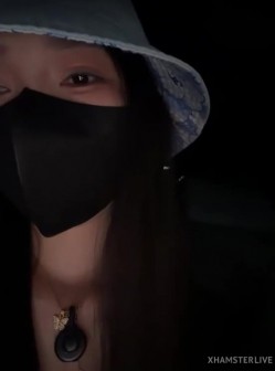 22岁少女【nidebaby】户外高尔夫跳蛋 健身房黑牛道具狂插网吧玩跳蛋被网友发现揩油 截图12