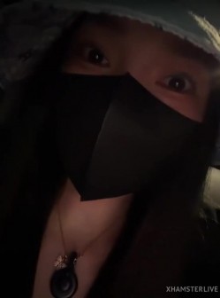 22岁少女【nidebaby】户外高尔夫跳蛋 健身房黑牛道具狂插网吧玩跳蛋被网友发现揩油 截图13