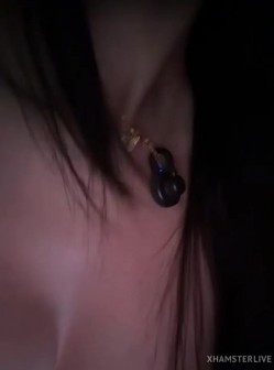 22岁少女【nidebaby】户外高尔夫跳蛋 健身房黑牛道具狂插网吧玩跳蛋被网友发现揩油 截图16