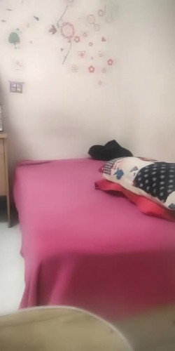 渣男暗拍小姐上门服务，躺床上等娘们伺候，小婊子有点韵味服务不错奶子很大口活很棒，压在身下爆草内射3 截图1