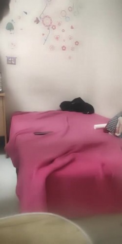 渣男暗拍小姐上门服务，躺床上等娘们伺候，小婊子有点韵味服务不错奶子很大口活很棒，压在身下爆草内射3 截图14