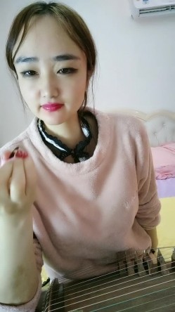 妹妹的闺蜜，全程露脸笑起来好甜，有才艺懂情趣，红色小肚兜，透明旗袍诱惑，看逼逼特写，裸弹古筝精彩刺激 截图11