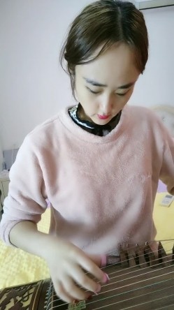妹妹的闺蜜，全程露脸笑起来好甜，有才艺懂情趣，红色小肚兜，透明旗袍诱惑，看逼逼特写，裸弹古筝精彩刺激 截图14