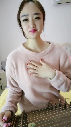 妹妹的闺蜜，全程露脸笑起来好甜，有才艺懂情趣，红色小肚兜，透明旗袍诱惑，看逼逼特写，裸弹古筝精彩刺激 截图15