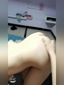 抓到一个意淫偷情的巨乳小骚货。女：这么硬是不是想艹我了，想，我帮你再舔硬一点 男：你想不想被哥哥艹呀！ 截图11