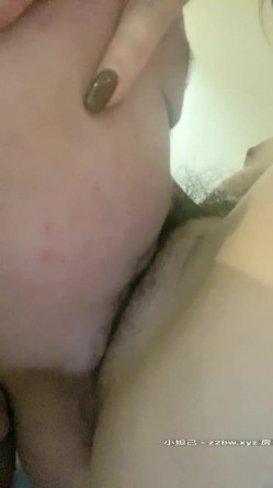 新人颜值不错马尾妹子和炮友激情啪啪，近距离特写口交舔逼自摸掰穴上位抽插 截图1