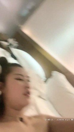 新人颜值不错马尾妹子和炮友激情啪啪，近距离特写口交舔逼自摸掰穴上位抽插 截图2