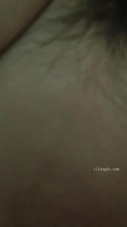 【B级别泄密】，分手后被渣男流出的性爱视频，19岁学生妹，无套内射，完美露脸 截图3