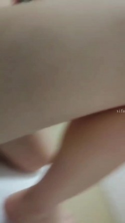 【B级别泄密】，分手后被渣男流出的性爱视频，19岁学生妹，无套内射，完美露脸 截图10