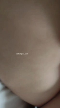 【B级别泄密】，分手后被渣男流出的性爱视频，19岁学生妹，无套内射，完美露脸 截图11