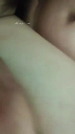【B级别泄密】，分手后被渣男流出的性爱视频，19岁学生妹，无套内射，完美露脸 截图13