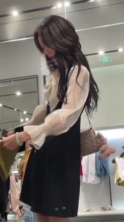 大神偷拍美女裙底风光 ️SR级！漂亮清纯小姐姐选衣服内裤都湿了 ️黄色连衣短裙美女约会蓝色内内湿透了 截图1