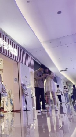 大神偷拍美女裙底风光 ️SR级！漂亮清纯小姐姐选衣服内裤都湿了 ️黄色连衣短裙美女约会蓝色内内湿透了 截图2