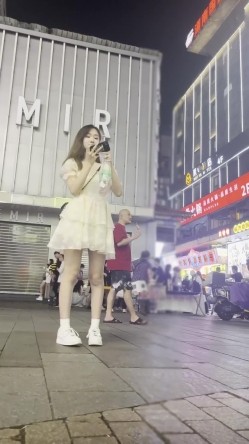大神偷拍美女裙底风光 ️SR级！漂亮清纯小姐姐选衣服内裤都湿了 ️黄色连衣短裙美女约会蓝色内内湿透了 截图3