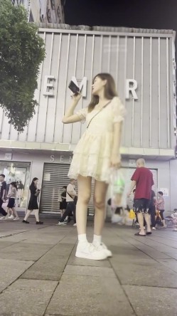 大神偷拍美女裙底风光 ️SR级！漂亮清纯小姐姐选衣服内裤都湿了 ️黄色连衣短裙美女约会蓝色内内湿透了 截图4