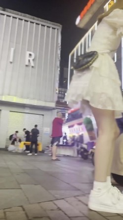 大神偷拍美女裙底风光 ️SR级！漂亮清纯小姐姐选衣服内裤都湿了 ️黄色连衣短裙美女约会蓝色内内湿透了 截图5